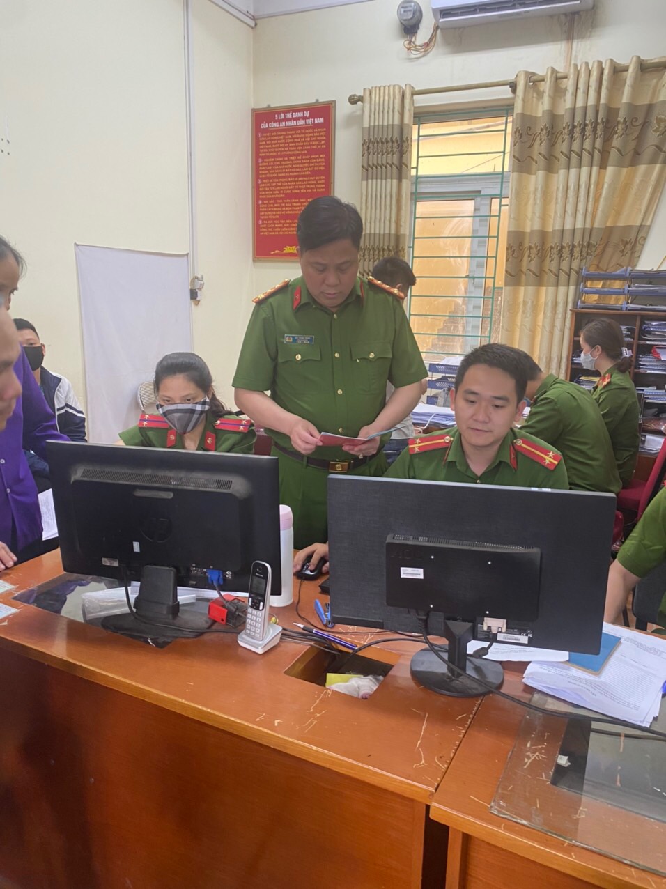Đại tá Bùi Trung Thành - Phó Giám đốc CATP kiểm tra đột xuất công tác cấp CCCD tại QQ8894 casino trực tuyến huyện Tiên Lãng