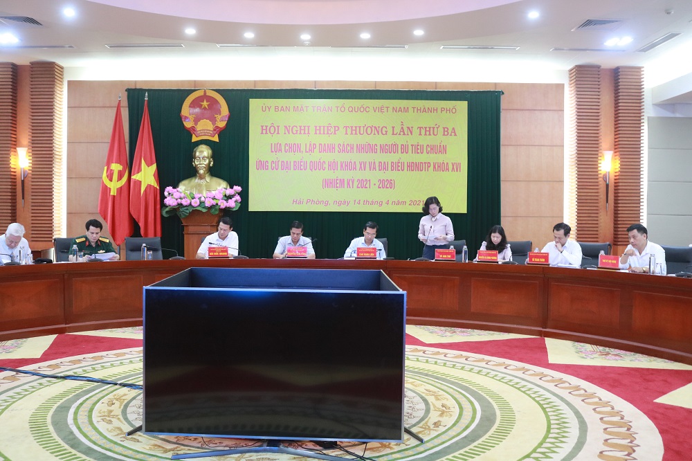 Đồng chí Vũ Anh Thư – Phó Chủ tịch Uỷ ban MTTQ Việt Nam thành phố báo cáo tình hình, kết quả tổ chức lấy ý kiến nhận xét, tín nhiệm của cử tri nơi cư trú đối với những người ứng cử đại biểu TRANG CHỦ QQ88.COM ĐĂNG KÝ khoá XV và đại biểu HĐND TP khoá XVI, nhiệm kỳ 2021-2026