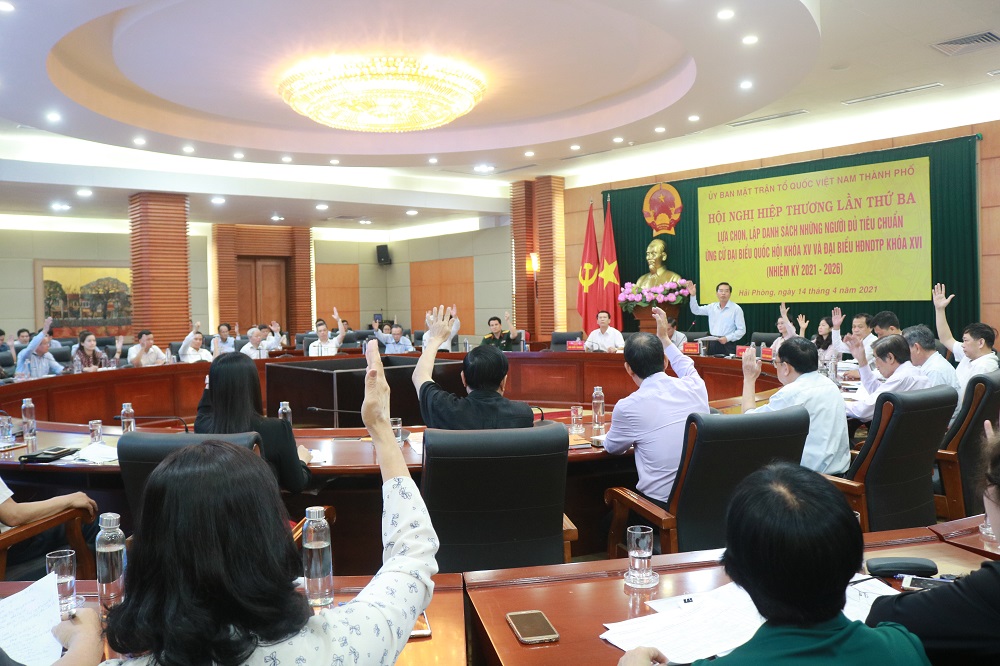 Các đại biểu biểu quyết tại hội nghị