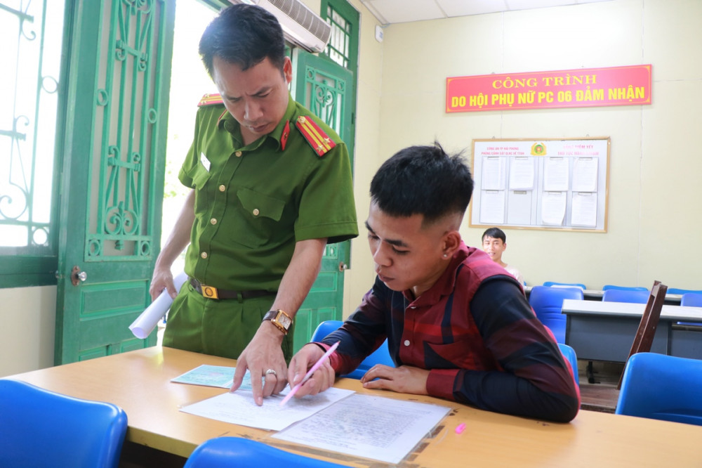 Trường hợp thông tin công dân đã được cập nhật đầy đủ vào Cơ sở dữ liệu quốc gia về dân cư, khi đến làm CCCD, công dân không cần xuất trình sổ hộ khẩu cũng như các loại giấy tờ khác mà chỉ cần khai chính xác thông tin ngày, tháng sinh của mình vào Tờ khai