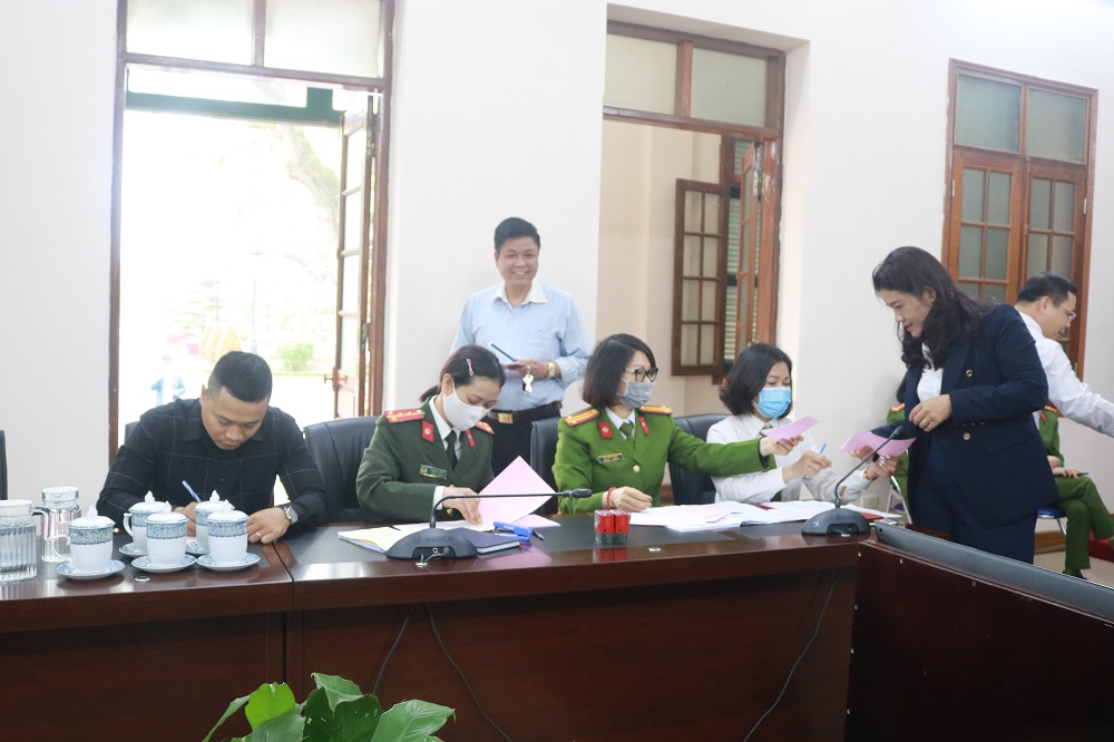 Trường hợp thông tin công dân đã được cập nhật đầy đủ vào Cơ sở dữ liệu quốc gia về dân cư, khi đến làm CCCD, công dân không cần xuất trình sổ hộ khẩu cũng như các loại giấy tờ khác mà chỉ cần khai chính xác thông tin ngày, tháng sinh của mình vào Tờ khai