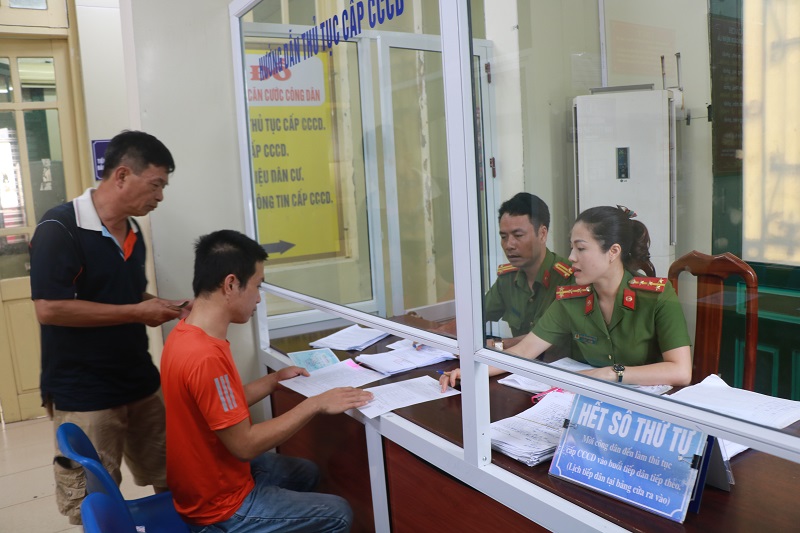 Trường hợp thông tin công dân đã được cập nhật đầy đủ vào Cơ sở dữ liệu quốc gia về dân cư, khi đến làm CCCD, công dân không cần xuất trình sổ hộ khẩu cũng như các loại giấy tờ khác mà chỉ cần khai chính xác thông tin ngày, tháng sinh của mình vào Tờ khai