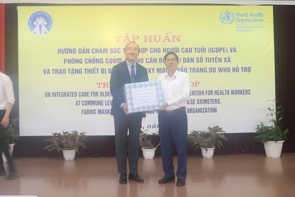 Đại diện lãnh đạo Sở QQ8839 Đăng ký, Tải app tiếp nhận máy đo độ bão hòa oxy máu do ông Kidong Park Đại diện lãnh đạo Sở QQ8839 Đăng ký, Tải app tiếp nhận máy đo độ bão hòa oxy máu do ông Kidong Park