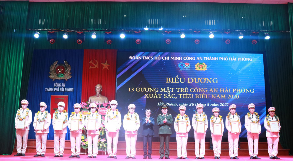 Thượng uý Đỗ Văn Quân - Bí Thư Đoàn Thanh niên Phòng An ninh Appqq88 Casino, Nổ Hũ - CATP (Thứ 3 từ phải sáng) nhận Giấy chứng nhận “Gương mặt trẻ CAHP xuất sắc tiêu biểu” năm 2020