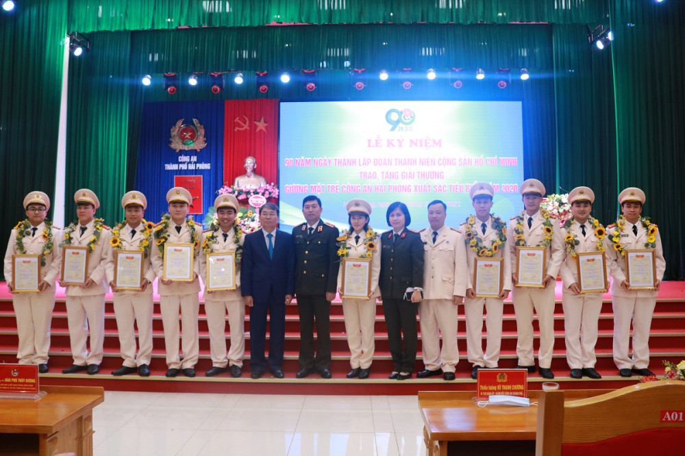 Thiếu tướng Vũ Thanh Chương – Bí thư Đảng uỷ, Giám đốc CATP và Trung tướng Trần Bá Thiều cùng 13 gương mặt trẻ CAHP xuất sắc tiêu biểu năm 2020 (Thượng uý Đỗ Văn Quân - Bí Thư Đoàn Thanh niên Phòng An ninh Appqq88 Casino, Nổ Hũ - CATP đứng thứ 2 từ phải sáng)