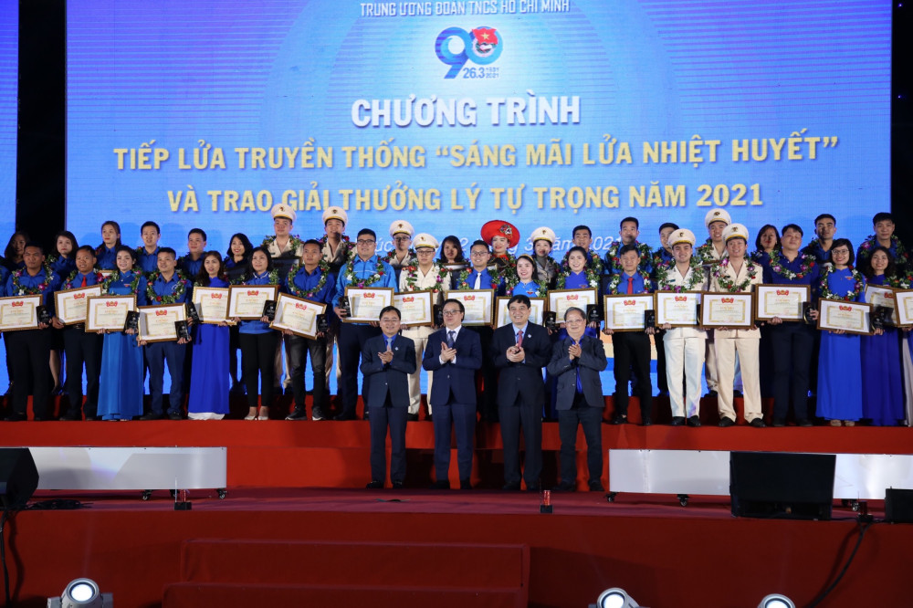 Thượng uý Đỗ Văn Quân - Bí Thư Đoàn Thanh niên Phòng An ninh Appqq88 Casino, Nổ Hũ - CATP (Hàng 2, thứ 5 từ phải sang) nhận “Giải thưởng Lý Tự Trọng năm 2021” – giải thưởng cao quý của Đoàn TNCS Hồ Chí Minh
