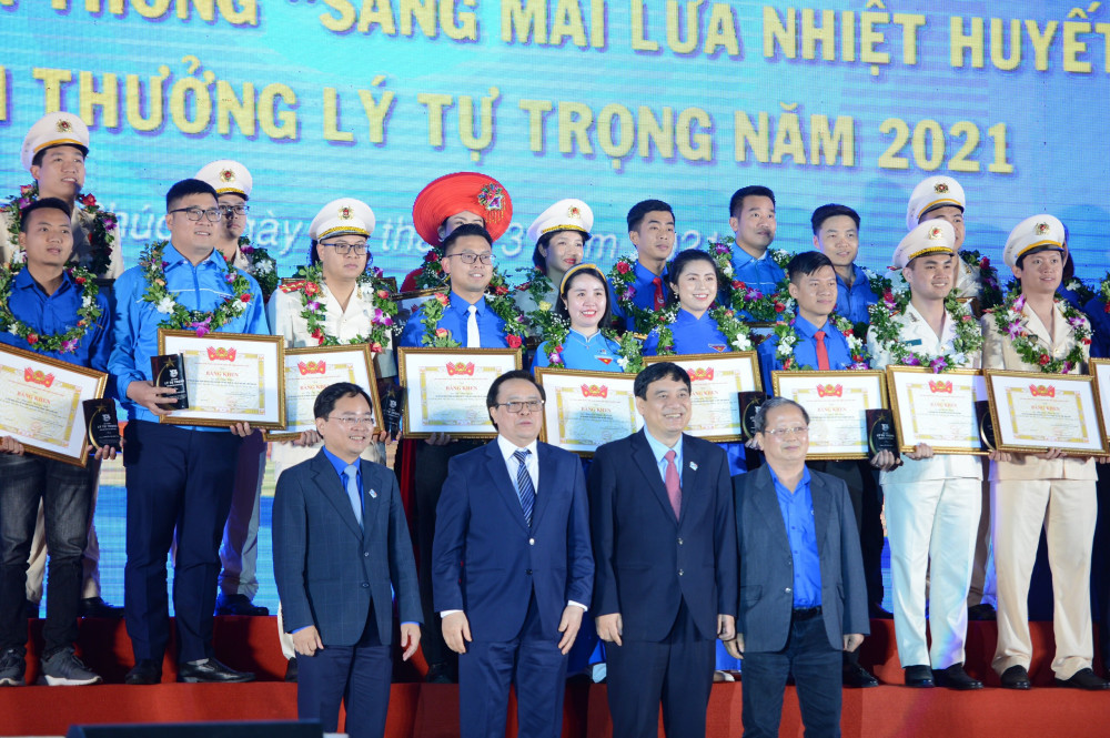 Thượng uý Đỗ Văn Quân - Bí Thư Đoàn Thanh niên Phòng An ninh Appqq88 Casino, Nổ Hũ - CATP (Hàng 2, thứ 2 từ phải sang) nhận “Giải thưởng Lý Tự Trọng năm 2021” – giải thưởng cao quý của Đoàn TNCS Hồ Chí Minh