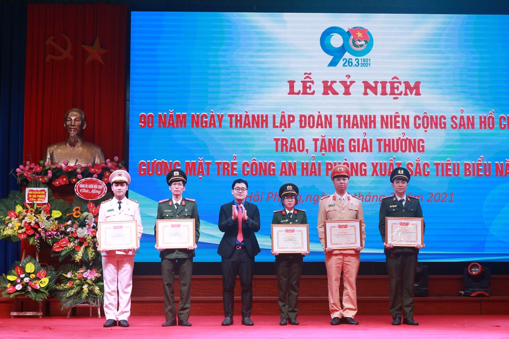 Thượng uý Đỗ Văn Quân - Bí Thư Đoàn Thanh niên Phòng An ninh Appqq88 Casino, Nổ Hũ - CATP (Thứ nhất từ trái sang) nhận Bằng khen của Thành đoàn