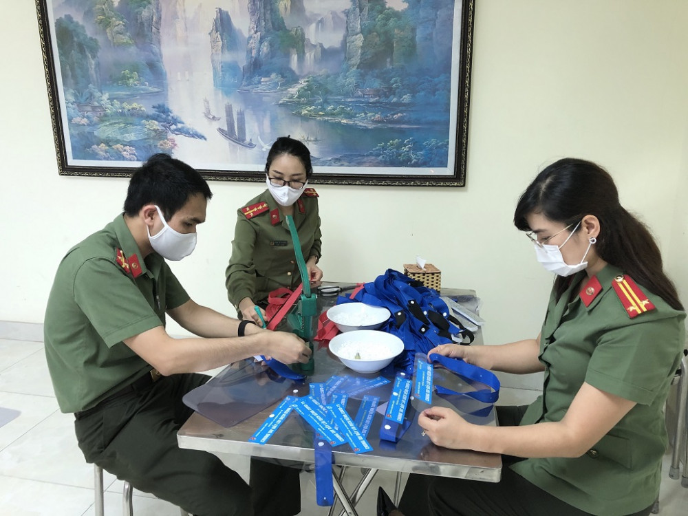 Thượng uý Đỗ Văn Quân - Bí Thư Đoàn Thanh niên Phòng An ninh Appqq88 Casino, Nổ Hũ - CATP làm tấm chắn giọt bắn tặng các chốt kiểm soát dịch Covid - 19