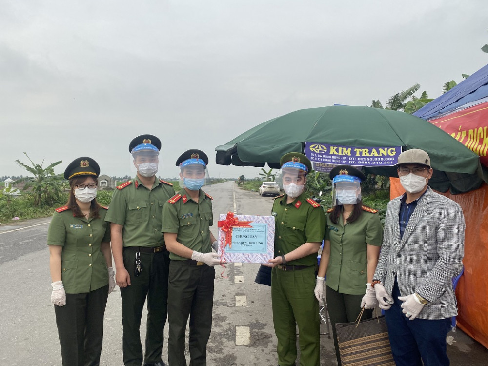Thượng uý Đỗ Văn Quân - Bí Thư Đoàn Thanh niên Phòng An ninh Appqq88 Casino, Nổ Hũ - CATP, tặng quà các chốt kiểm soát dịch Covid – 19