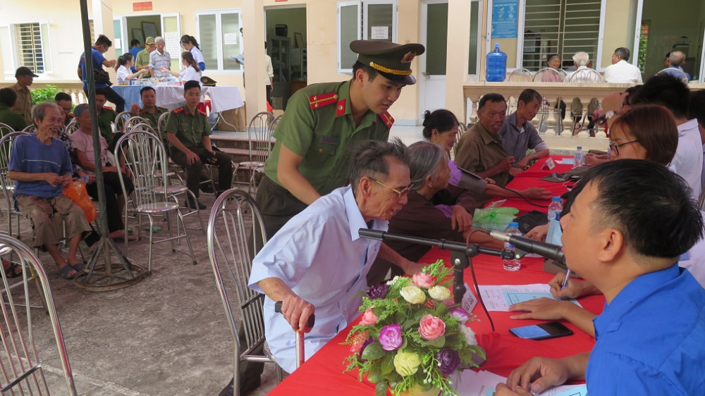 Thượng uý Đỗ Văn Quân - Bí Thư Đoàn Thanh niên Phòng An ninh Appqq88 Casino, Nổ Hũ - CATP hỗ trợ các cụ tham gia khám, chữa bệnh miễn phí