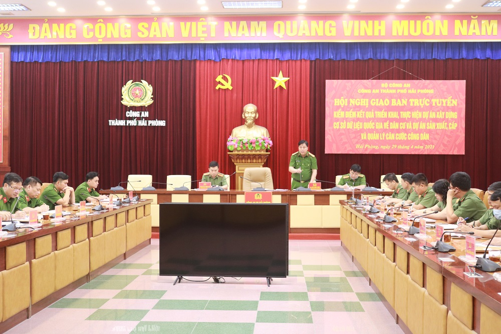 Đại tá Bùi Trung Thành – Phó Giám đốc CATP phát biểu chỉ đạo ngay sau hội nghị trực tuyến