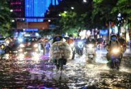 Cả nước nắng nóng, chiều tối có mưa dông kèm thời tiết nguy hiểm