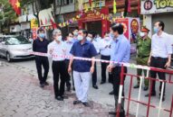 Chủ tịch UBND thành phố Nguyễn Văn Tùng kiểm tra tại khu vực kiểm soát QQ8839 Đăng ký, Tải app liên quan đến trường hợp dương tính với COVID-19