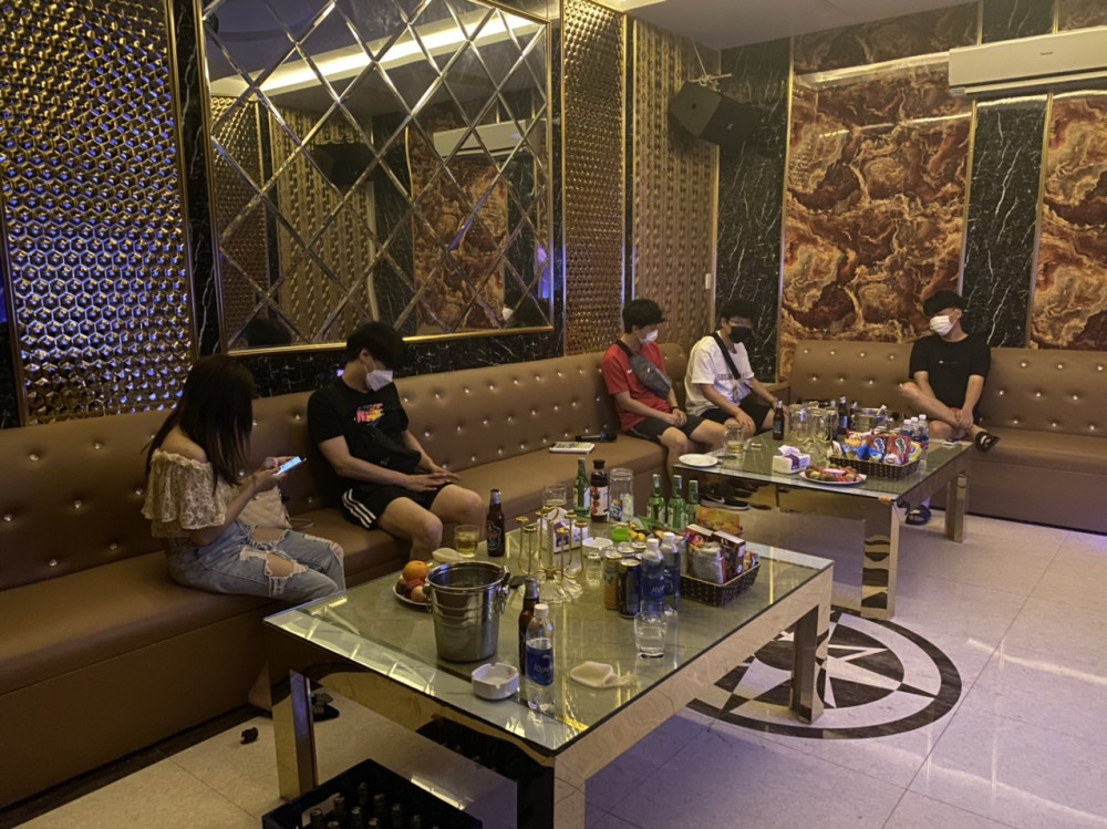 Phòng hát Hera tại thời điểm kiểm tra có 5 người, trong đó có 4 người nước ngoài và 1 người Việt Nam