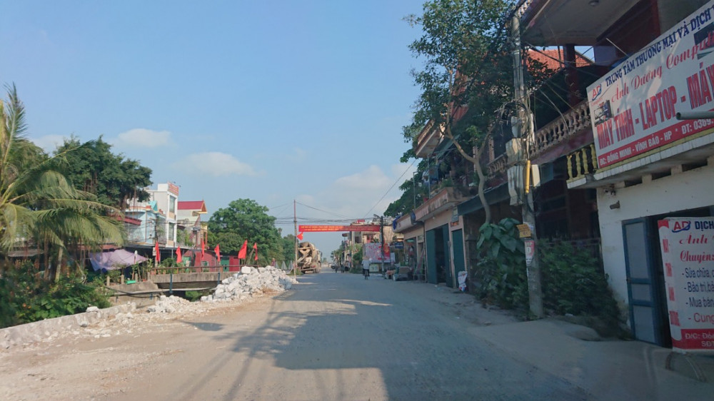 Nhà thầu đã tiến hành kè bờ mương và dải đá cấp phối triển khai dự án Nhà thầu đã tiến hành kè bờ mương và dải đá cấp phối triển khai dự án