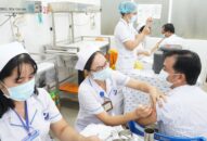 Bổ sung công nhân QQ8839 bắn cá, đá gà, game bài vào danh sách ưu tiên tiêm vaccine COVID-19