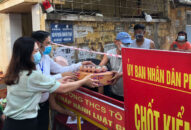 Hỗ trợ nhu yếu phẩm cho các hộ dân đang theo dõi QQ8839 Đăng ký, Tải app tại ngõ Lâm Tường, phường Hồ Nam, quận Lê Chân