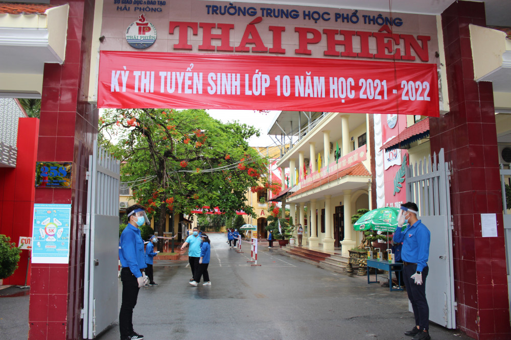 Tại trường THPT Thái Phiên, các bạn QQ 88 Sòng bạc trực tuyến TOP 1 Việt Nam viên đã có mặt từ sớm và sẵn sàng làm công tác chuẩn bị đón tiếp thí sinh
