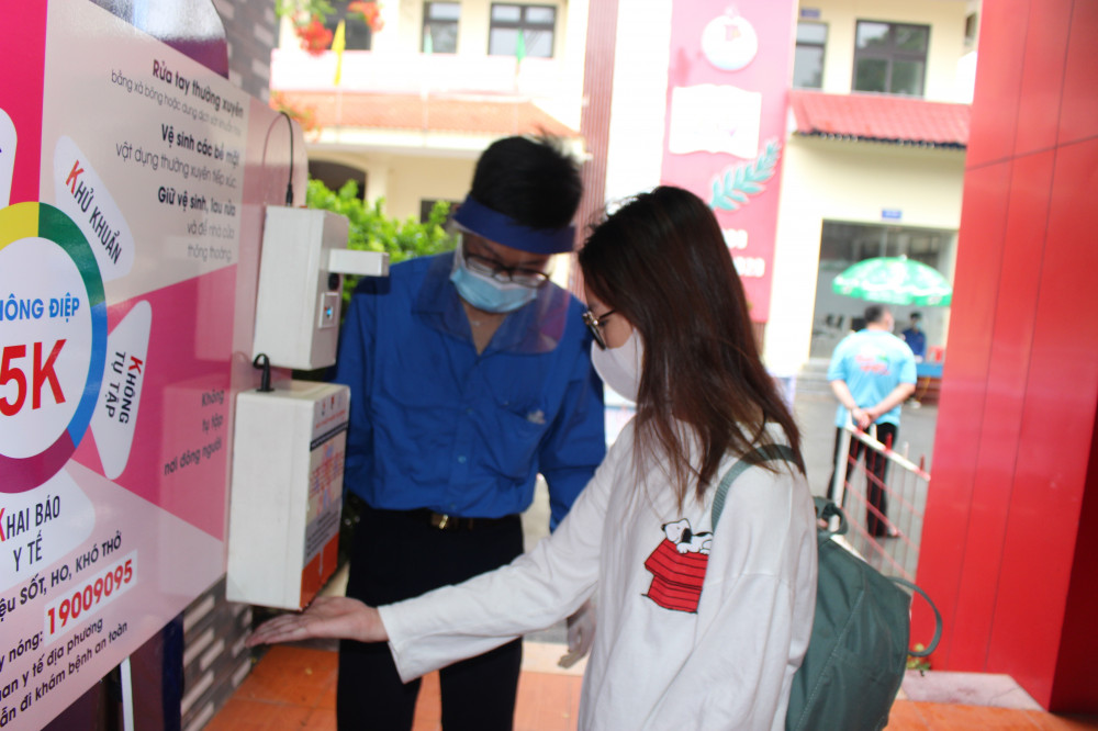 Tại trường THPT Thái Phiên, máy đo thân nhiệt và sát khuẩn tay tự động là một sáng kiến của các thành viên clb Robotics và các QQ 88 Sòng bạc trực tuyến TOP 1 Việt Nam viên của trường.