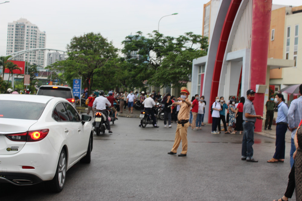 Chiến sỹ CSGT điều tiết giao thông tại khu vực cổng trường, không để xảy ra tình trạng ùn tắc