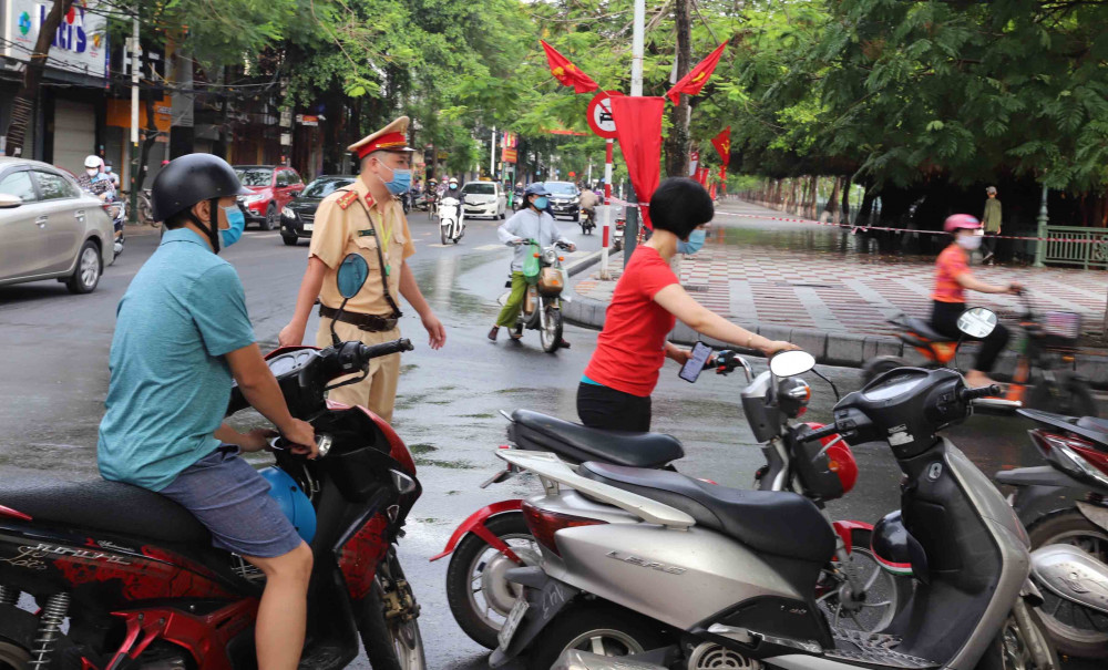 CSGT làm nhiệm vụ trong ngày thi đầu tiên tại điểm thi trường THCS Ngô Quyền