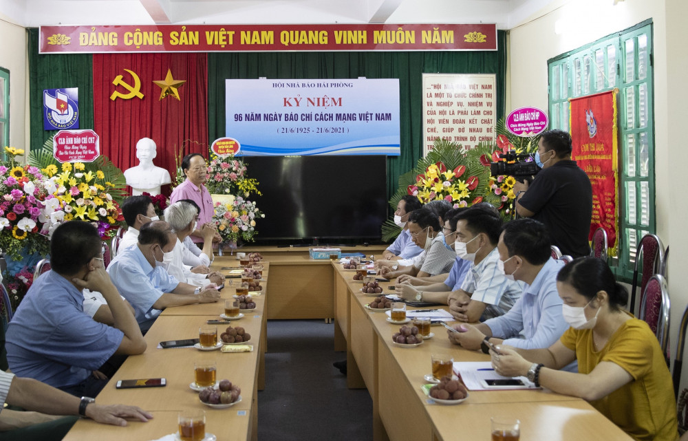 Các nhà báo chia sẻ kinh nghiệm trong quá trình công tác