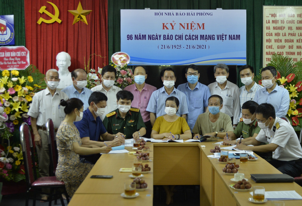 Đại diện các Chi hội, Liên Chi hội nhà báo thành phố đã cùng nhau ký kết giao ước thi đua giai đoạn 2021-2025
