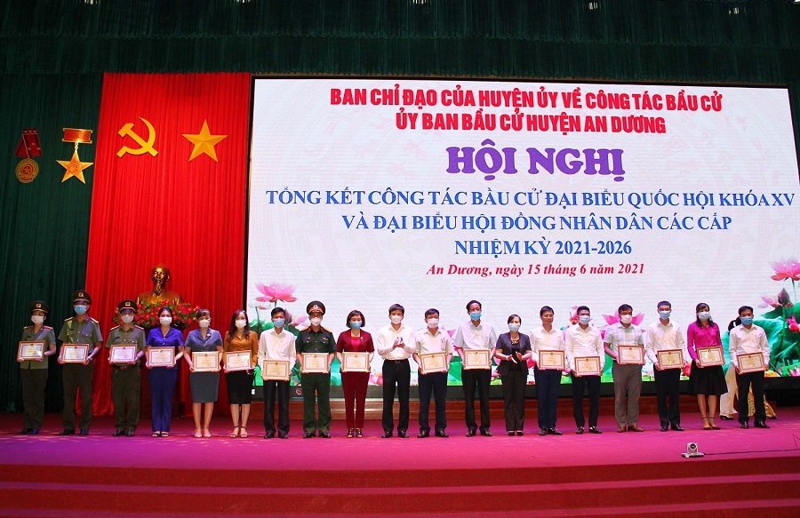 Lãnh đạo huyện An Dương tặng giấy khen cho các cá nhân có thành tích xuất sắc trong bầu cử. Lãnh đạo huyện An Dương tặng giấy khen cho các cá nhân có thành tích xuất sắc trong bầu cử.