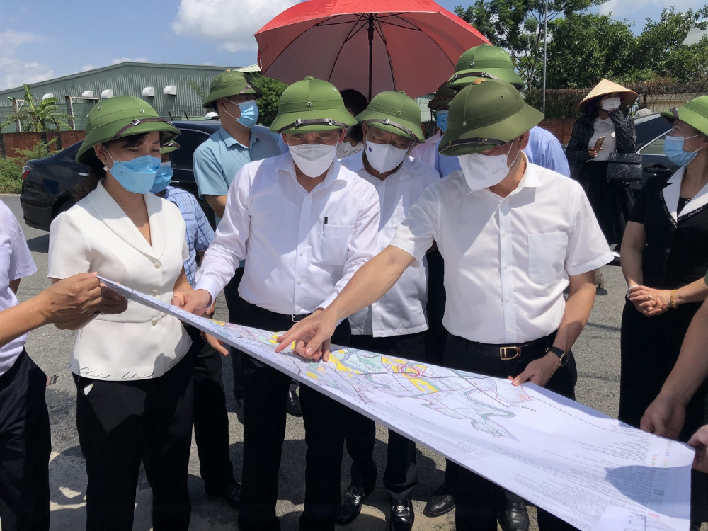 Đồng chí Trần Lưu Quang- Bí thư Thành ủy khảo sát tại khu vực dự kiến Đổi quà QQ88 KCN tại xã An Hưng, Đại Bản. Đồng chí Trần Lưu Quang- Bí thư Thành ủy khảo sát tại khu vực dự kiến Đổi quà QQ88 KCN tại xã An Hưng, Đại Bản.
