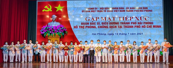 Đồng chí Trần Lưu Quang - Ủy viên Trung ương Đảng, Bí thư Thành ủy và đồng chí Nguyễn Văn Tùng – Phó Bí thư Thành ủy, Chủ tịch UBND thành phố động viên Đoàn bác sĩ, điều dưỡng đi hỗ trợ phòng, chống dịch tại thành phố Hồ Chí Minh (ảnh: Đàm Thanh)