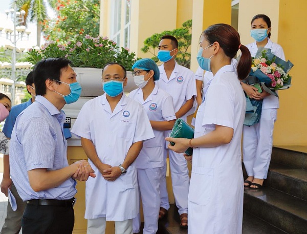Giám đốc Sở QQ8839 Đăng ký, Tải app Trần Anh Cường dặn dò các thành viên trong đoàn trước khi lên đường (ảnh: Đàm Thanh)
