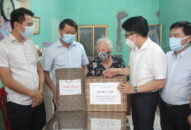 Trưởng Ban Dân vận Thành ủy thăm, tặng quà nhân dịp QQ8827 nhận thưởng hấp dẫn 74 năm Ngày Thương binh, liệt sỹ