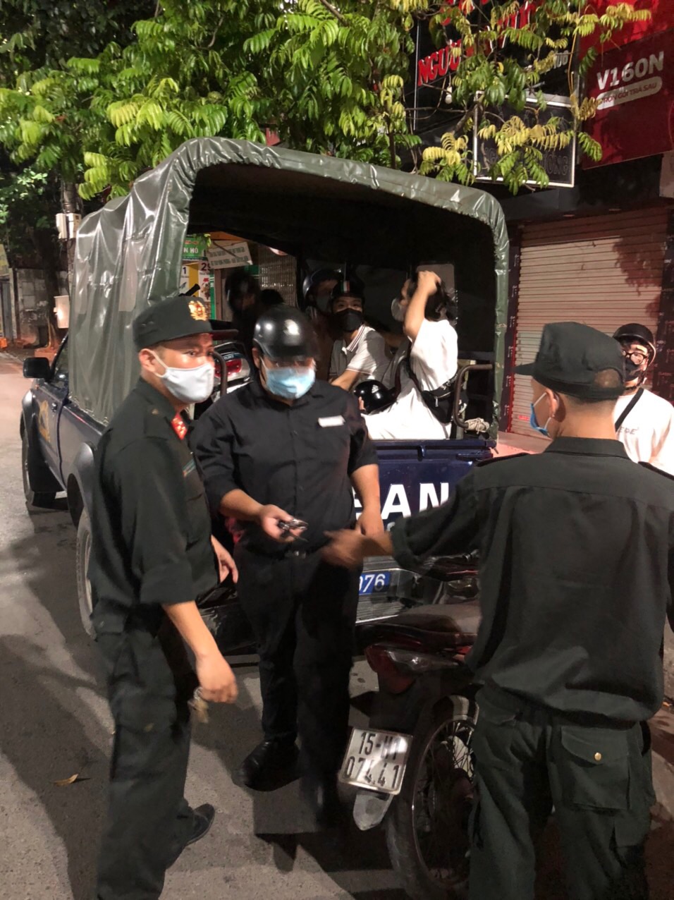 Tổ công tác đưa các trường hợp vi phạm quy định trong công tác phòng chống dịch bàn giao cho QQ8894 casino trực tuyến các địa phương tiếp nhận, xử phạt theo thẩm quyền