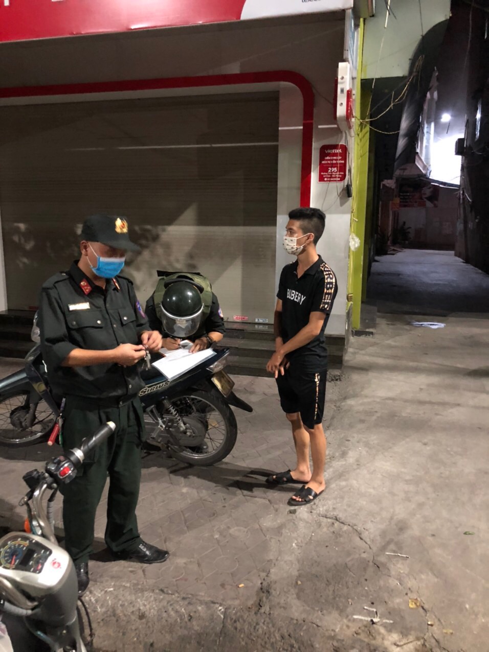 Tổ công tác lập biên bản đối với các trường hợp vi phạm quy định phòng chống dịch