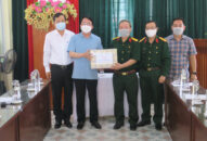 Phó Chủ tịch UBND thành phố Lê Khắc Nam đi thăm tặng quà nạn nhân chất độc da cam tại huyện Kiến Thụy