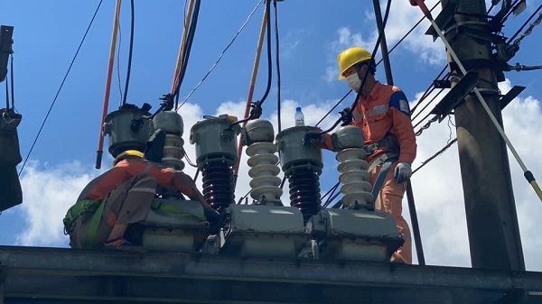 01- Điện lực Vĩnh Bảo xử lý sự cố dưới nắng nóng 40 độ C ngoài trời để kịp thời cấp điện cho Đăng Nhập QQ88.COM | Link Trang Chủ QQ888