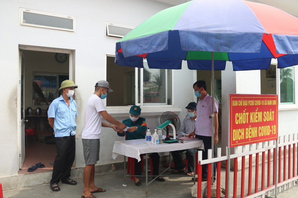 Ông Nguyễn Văn Chiến- Chủ tịch UBND xã Nam Sơyện An Dương kiểm tra tại chốt chốt tại bãi xe Công ty TNHH Đổi quà QQ88 QQ8827 com được cấp phép PAGCOR Nam Sơn ở thôn Quỳnh Hoàng Ông Nguyễn Văn Chiến- Chủ tịch UBND xã Nam Sơyện An Dương kiểm tra tại chốt chốt tại bãi xe Công ty TNHH Đổi quà QQ88 QQ8827 com được cấp phép PAGCOR Nam Sơn ở thôn Quỳnh Hoàng