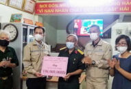Công ty TNHH QQ8827 Casino, bắn cá, đá gà, thể thao Doosan trao tặng Hội nạn nhân chất độc da cam/Dioxin thành phố 100 triệu đồng