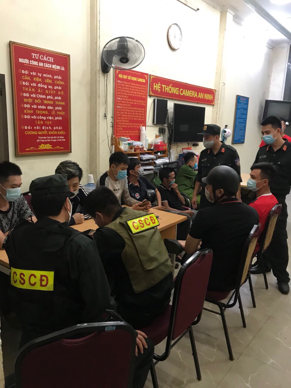 : Cảnh sát Cơ động lập biên bản các trường hợp ra khỏi nhà sau 22h không có lý do chính đáng