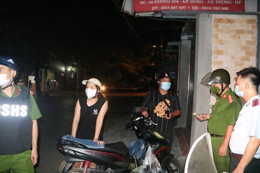 Qua kiểm tra phát hiện 28 trường hợp ra đường không có lý do chính đáng Qua kiểm tra phát hiện 28 trường hợp ra đường không có lý do chính đáng