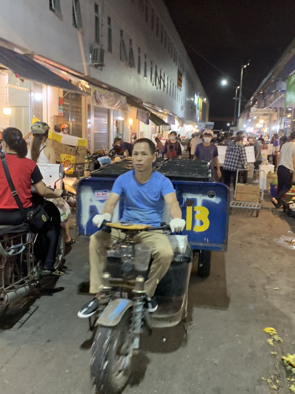 Các tiểu thương tại chợ đầu mối hoa quả Sở Dầu vi phạm quy định phòng chống dịch khi không đeo khẩu trang Các tiểu thương tại chợ đầu mối hoa quả Sở Dầu vi phạm quy định phòng chống dịch khi không đeo khẩu trang
