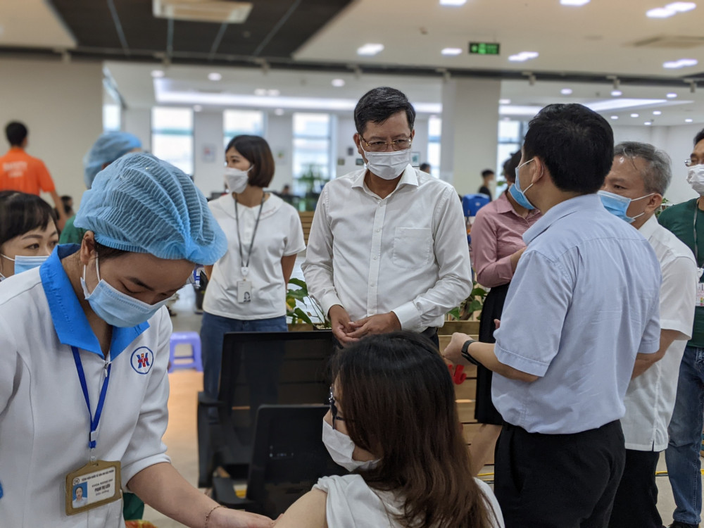 Đồng chí Lê Anh Quân- Phó Chủ tịch Thường trực UBND TP kiểm tra công tác tiêm vắc xin phòng Covid-19 tại Công ty TNHH LG Display Việt Nam QQ8839 nhà cái Đồng chí Lê Anh Quân- Phó Chủ tịch Thường trực UBND TP kiểm tra công tác tiêm vắc xin phòng Covid-19 tại Công ty TNHH LG Display Việt Nam QQ8839 nhà cái