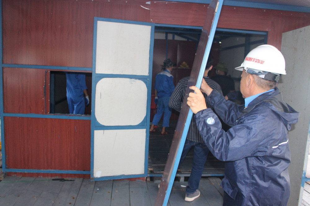 Các lực lượng của tổ công tác tham gia tháo dỡ