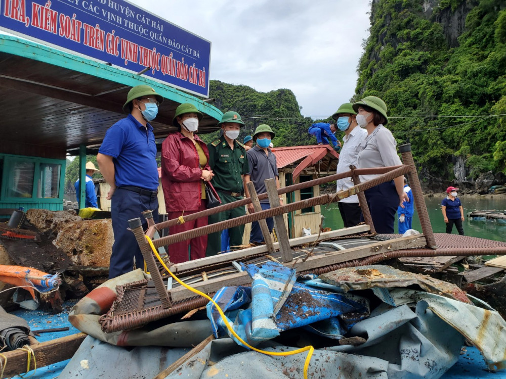 Từ trái qua: Phó Chủ tịch UBND huyện Cát Hải Nguyễn Quang Vinh, Phó Bí thư