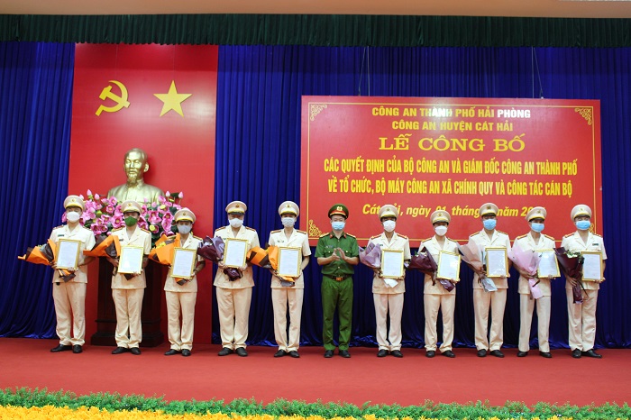 Thượng tá Đỗ Văn Điệp, Trưởng QQ8894 casino trực tuyến huyện Cát Hải trao Trang chủ chính thức QQ88 | Đăng ký , Đăng nhập công tác cho các CBCS