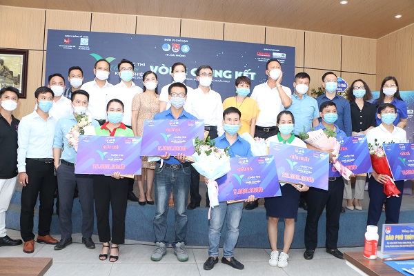 Ban tổ chức trao giải vòng Chung kết cuộc thi “Ươm mầm Khởi nghiệp QQ8839 nhà cái” năm 2021
