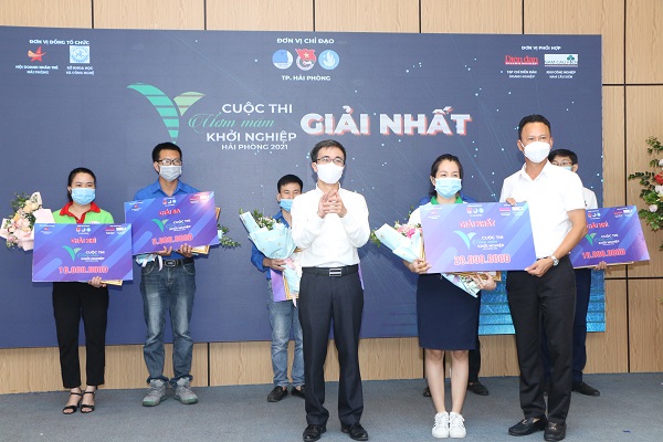 Ban tổ chức trao giải vòng Chung kết cuộc thi “Ươm mầm Khởi nghiệp QQ8839 nhà cái” năm 2021