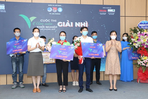 Ban tổ chức trao giải vòng Chung kết cuộc thi “Ươm mầm Khởi nghiệp QQ8839 nhà cái” năm 2021