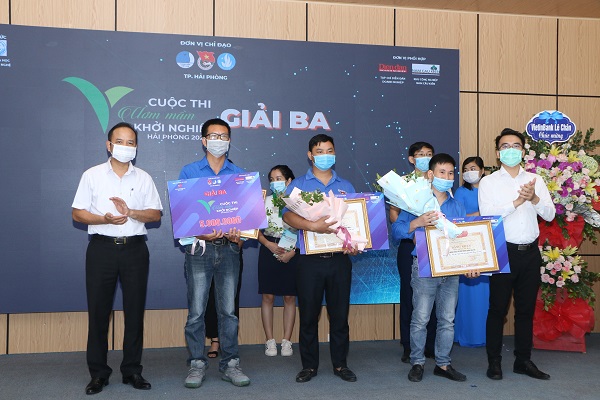 Ban tổ chức trao giải vòng Chung kết cuộc thi “Ươm mầm Khởi nghiệp QQ8839 nhà cái” năm 2021